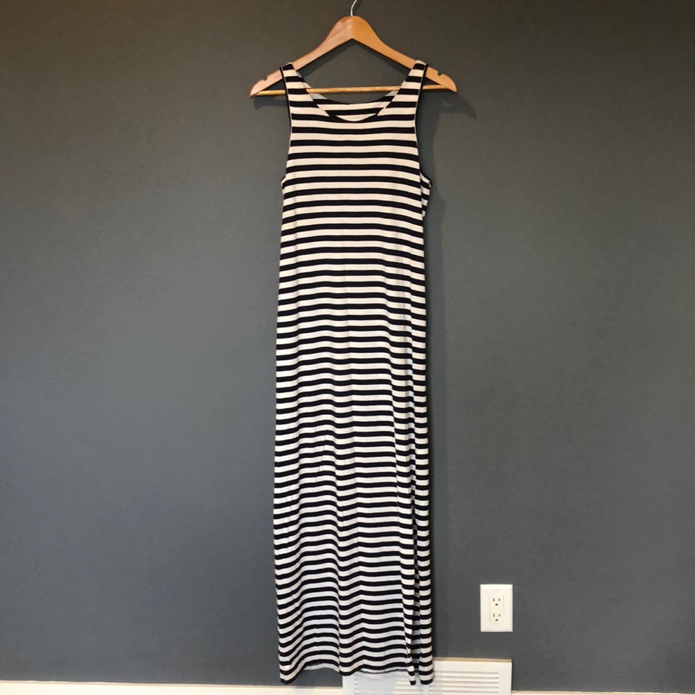 Long dress. Can wear with or without a belt.